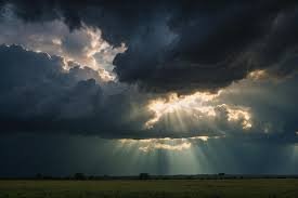 download (80) Um raio de sol atravessando nuvens escuras, representando força que vem do alto.