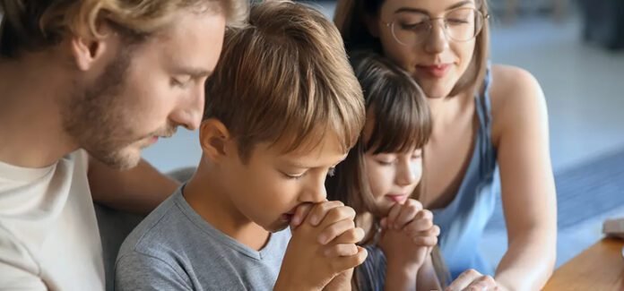 familia-rezando-696x325