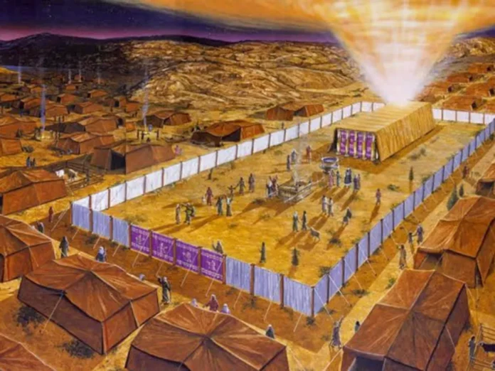 _image Tribo israelita acampada em tenda ao redor do tabernáculo no deserto — luz suave ao entardecer, atmosfera de reverência e caminhada.