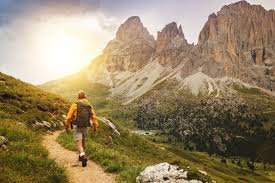 images (2) Trilha em meio à natureza com luz suave no final do caminho — simbolizando direção e segurança.