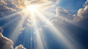 download (3) Céu iluminado com raios de sol atravessando nuvens