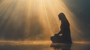 download (4) uma pessoa ajoelhada em oração diante de uma janela iluminada pela luz da manhã.