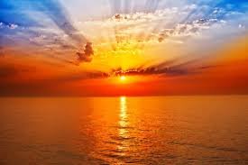 download (5) Céu dourado ao nascer do sol com montanhas ao fundo