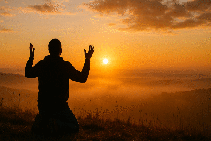 ChatGPT Image 3 de out. de 2025, 15_32_12 pessoa ajoelhada ao amanhecer diante de um nascer do sol, mãos levantadas em oração