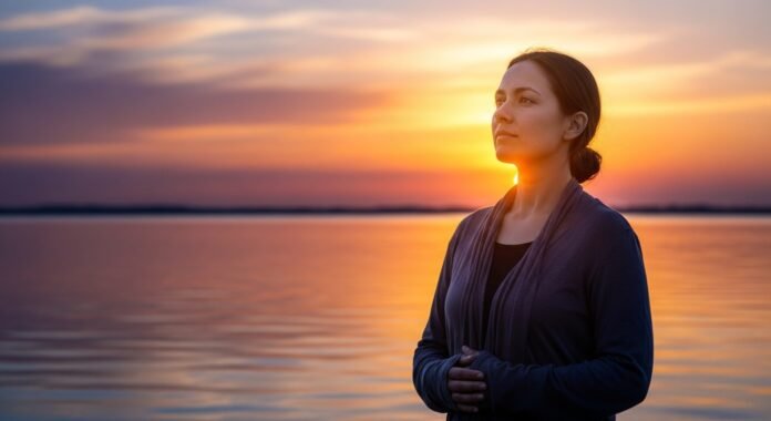 Contemplação ao pôr do sol Imagem de alguém contemplando um pôr do sol tranquilo, representando o descanso e a paz que vêm de Deus.
