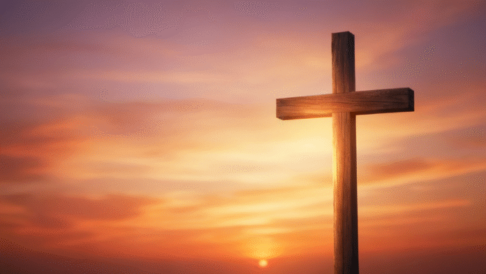 Cruz ao Amanhecer 1200x675 cruz diante do amanhecer, simbolizando a plenitude e a suficiência da graça de Cristo.