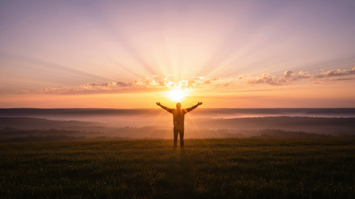 Louvor Amanhecer Alegria 1200x675 Imagem de uma pessoa louvando ao amanhecer, representando a alegria e refúgio encontrados em Deus.