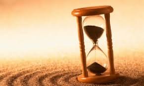 download (1) Relógio de areia iluminado pelo sol, simbolizando o tempo de Deus