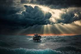 download (1) um barco pequeno em meio ao mar agitado, com luz suave surgindo entre as nuvens simbolizando esperança e fé.