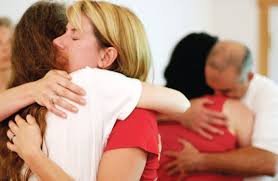 download (12) Família orando e experimentando o poder do perdão.