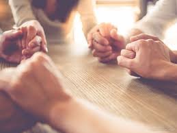 download (16) pessoa orando com expressão de paz interior simbolizando Filipenses 4:7