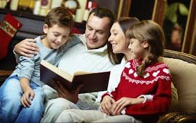 download (18) família cristã reunida fazendo devocional semanal em casa