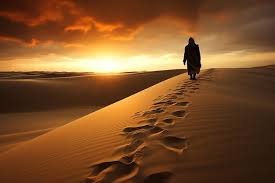 download (2) Peregrinos caminhando pelo deserto sob o pôr do sol, simbolizando a jornada de fé em Números.