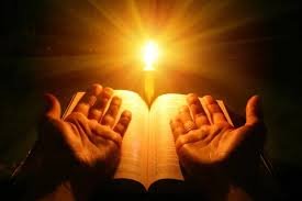 download (2) Bíblia aberta iluminada por uma vela representando a luz de Cristo