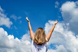 download (20) imagem de uma jovem com mãos erguidas ao céu