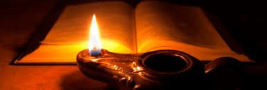 download Lamparina acesa iluminando a noite, representando o chamado de Jesus para sermos luz em meio às trevas.