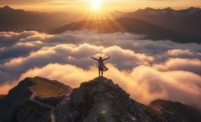 download Imagem de uma pessoa contemplando o nascer do sol, representando o recomeço e a fé após a dor.