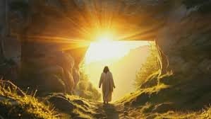 download (3) Imagem de uma pessoa caminhando em estrada com luz dourada do sol, representando a caminhada diária com Cristo.