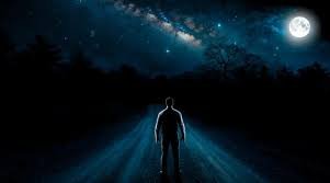 download (3) Pessoa caminhando à noite sob o céu estrelado iluminado por uma luz suave