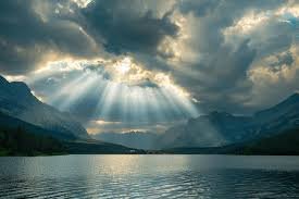 download (4) um raio de sol atravessando nuvens após a tempestade, simbolizando força e paz”.