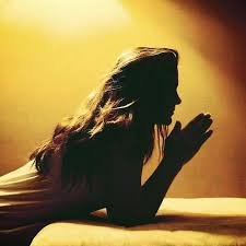 download (5) Mulher orando em silêncio, representando sensibilidade espiritual para ouvir a voz de Deus