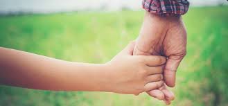 download (6) mãos entrelaçadas representando o cuidado e a proteção de Deus como Pai