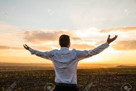 download (6) Pessoa de mãos erguidas ao pôr do sol, expressando gratidão e paz em Deus.