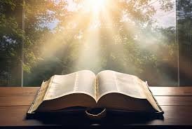 download (8) Luz do sol iluminando uma Bíblia aberta, simbolizando Jesus como a luz do mundo