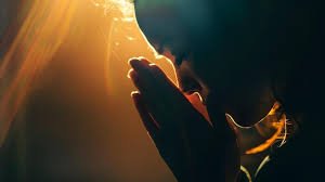 download uma mulher orando ao entardecer, com luz dourada simbolizando promessa, fé e recompensa divina.