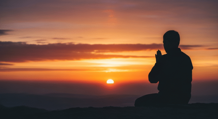 image Pessoa orando ao nascer do sol, simbolizando esperança em Deus.