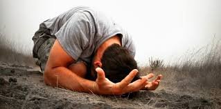 images pessoa ajoelhada orando