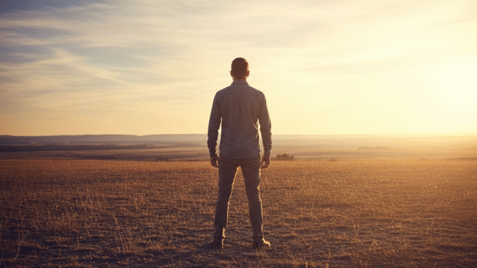 Homem Olhando para o Horizonte homem olhando para o horizonte representando liderança e dependência de Deus