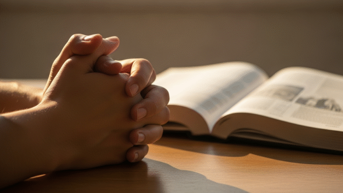 Mãos Entrelaçadas em Oração Mãos entrelaçadas em oração com uma Bíblia aberta ao fundo.
