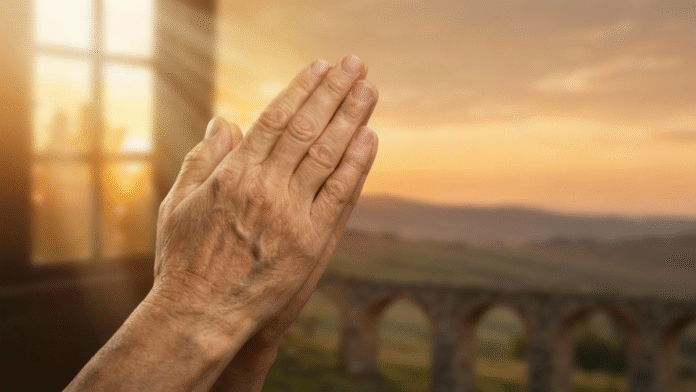 Mãos oração cura divina paz renovação 1200x675 Uma imagem serena de mãos em oração sob uma luz suave que simboliza a cura divina, com um fundo que remete à paz e à renovação espiritual.