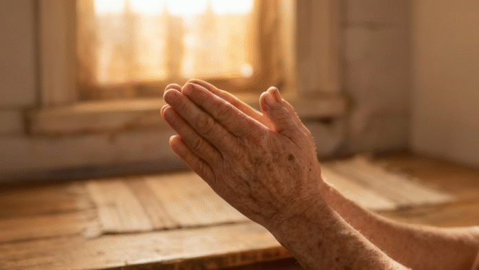 Mãos orando luz suave proximidade Deus 1200x675 mãos orando diante de uma luz suave, simbolizando a proximidade de Deus.