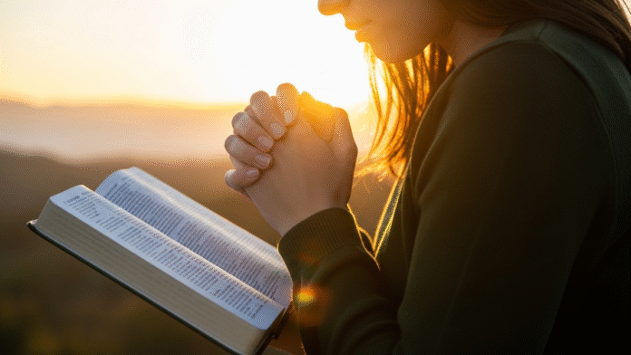 Mulher Orando com Bíblia ao Nascer do Sol Mulher orando com a Bíblia nas mãos ao nascer do sol, representando fé e propósito.