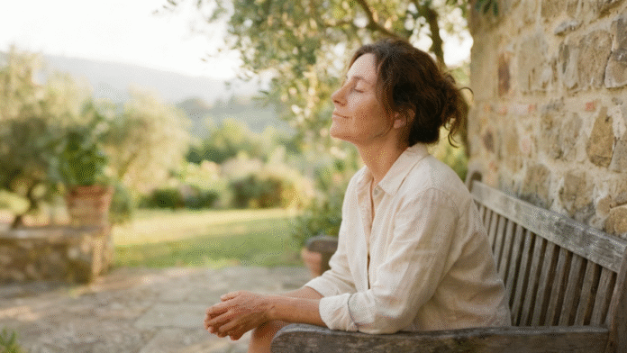 Mulher introspectiva buscas consolo Deus 1200x675 imagem de uma mulher introspectiva, olhando para fora enquanto busca consolo em Deus