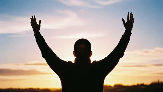 Pessoa Orando ao Amanhecer com Mãos Erguidas pessoa orando ao amanhecer com mãos erguidas em sinal de força em Cristo