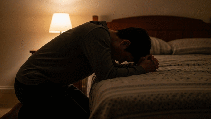 Pessoa Orando ao Lado da Cama pessoa orando ao lado da cama entregando o coração cansado a Deus