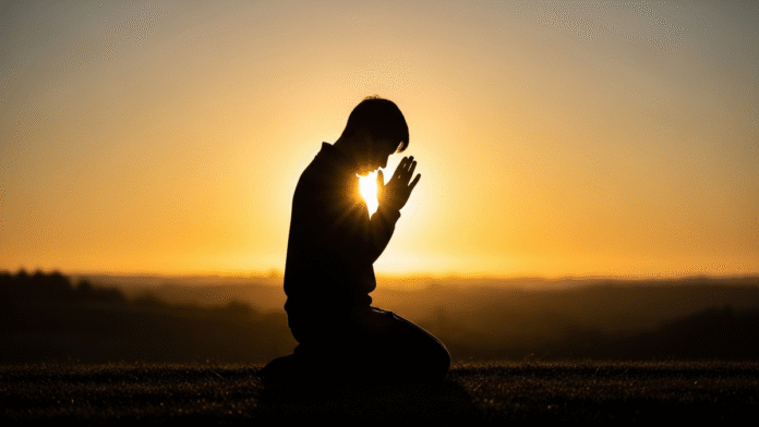 Pessoa Orando ao Nascer do Sol pessoa orando ao nascer do sol simbolizando entrega da semana a Deus
