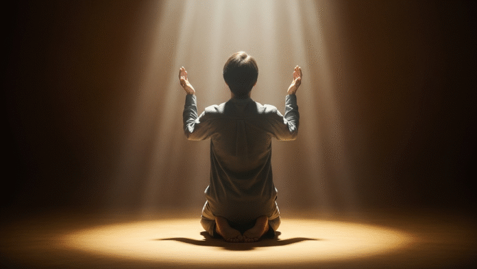 Pessoa de Joelhos com Mãos Erguidas Pessoa de joelhos com as mãos erguidas, simbolizando rendição e entrega a Deus.