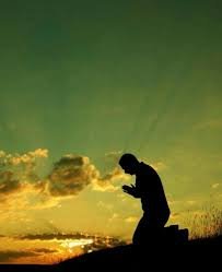 download (1) imagem de alguém de joelhos em oração, representando libertação e luz