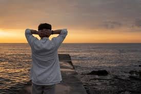 download (6) imagem de alguém contemplando o céu, representando esperança em meio ao caos