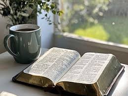 download (7) mesa com Bíblia aberta e café simbolizando o cuidado de Deus no cotidiano
