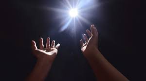 download Imagem de uma luz brilhando no meio da escuridão, simbolizando a presença de Deus que dissipa o medo.