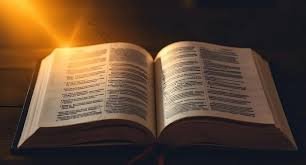 download (1) Bíblia aberta no livro de Filemom, com luz suave destacando o texto.