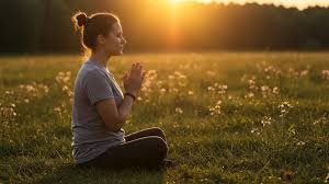 download (1) Luz atravessando os olhos de uma pessoa em oração, simbolizando discernimento espiritual.