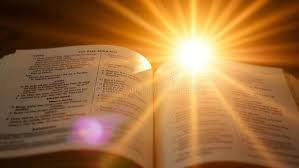 download (14) Bíblia aberta com luz incidindo sobre as páginas, simbolizando vigilância e verdade.