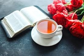 download (19) Bíblia iluminada em ambiente sereno com xícara de chá, simbolizando descanso e entrega.