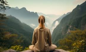 download Pessoa sentada em silêncio em um campo aberto, transmitindo paz e entrega.